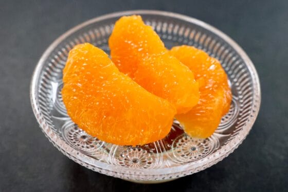 オレンジの果肉だけを取り出して食べる