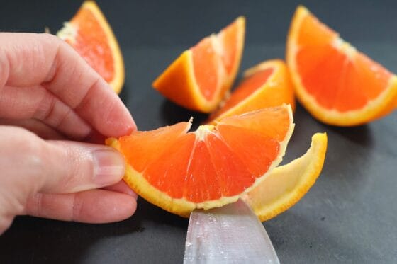 オレンジの皮と果肉の間に包丁を入れて切り込みを入れる