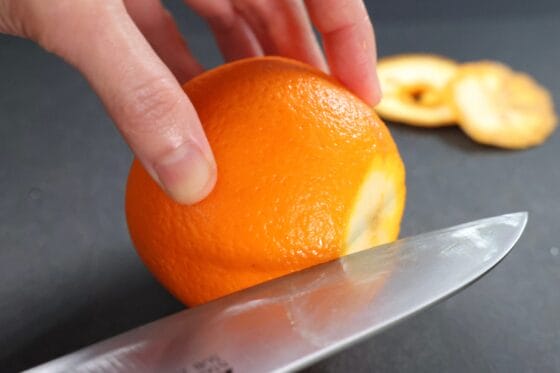 オレンジの皮に縦に切り込みを入れる