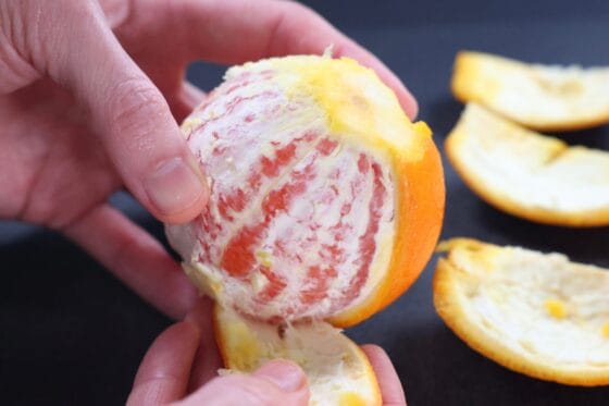 オレンジの皮を手でむく