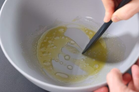 オリーブオイルや酢などの調味料を混ぜてドレッシングを作る