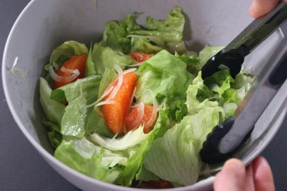 レタスとオレンジと玉ねぎをドレッシングで和える