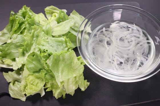 レタスと玉ねぎの下ごしらえ