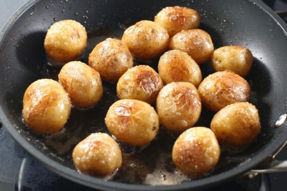 バターでこんがり焼き色をつけた新じゃがに塩を振って仕上げる