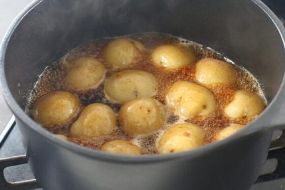 醤油を加えて新じゃがに味付けする