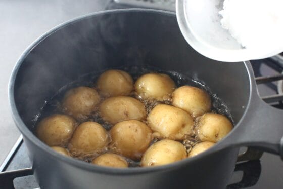 下煮した新じゃがに砂糖とみりんと酒を加える