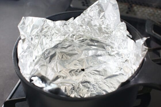 落としぶたをして新じゃがをじっくり煮る