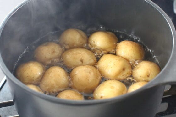 新じゃがを水から中火で下煮する