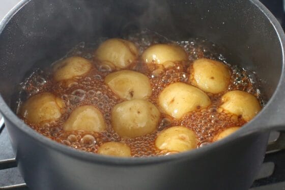 煮汁を煮詰めて新じゃがに照りよく絡める