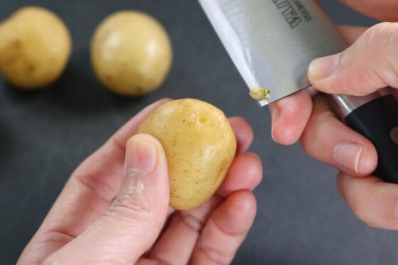 新じゃがの芽を包丁で取り除く下処理