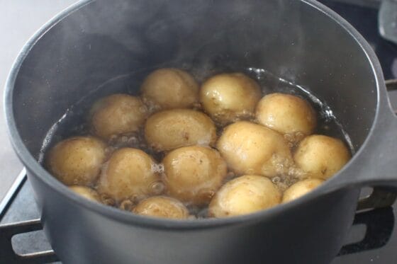 新じゃがを甘い調味料で煮て味を含ませる