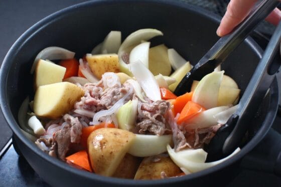 野菜としらたきを加えて軽く炒める