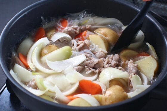 砂糖・みりん・酒を加える