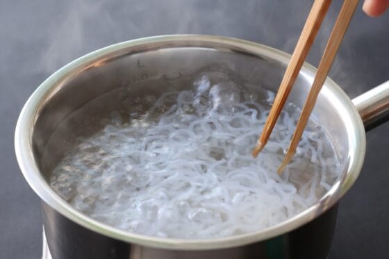 しらたきを下ゆでしてアク抜きする