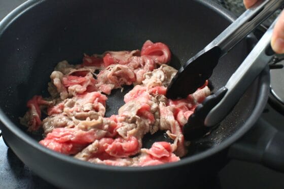 牛こま切れ肉を中火でほぐしながら炒める