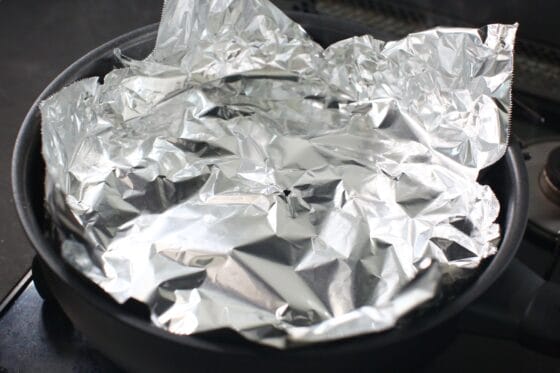 落とし蓋をして煮る