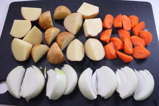 新じゃがとにんじん玉ねぎを食べやすく切る