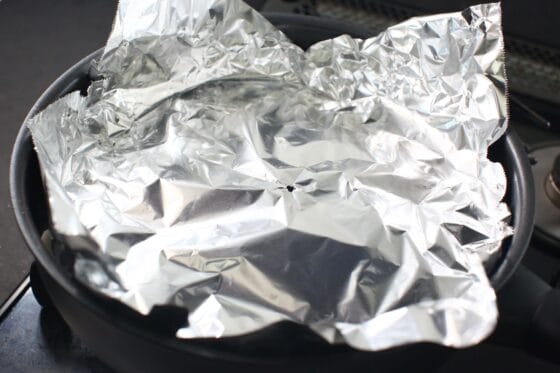 落とし蓋をして煮て下味を付ける