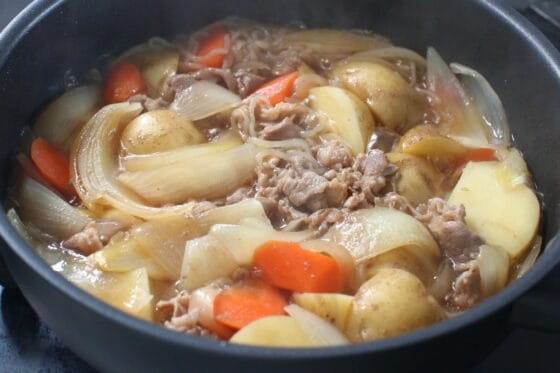 煮終えた新じゃがの肉じゃが