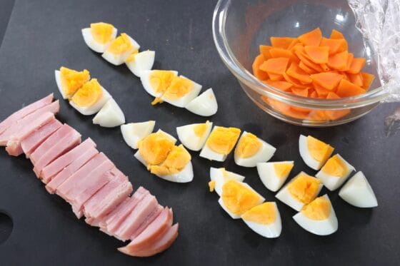 にんじんをレンジで加熱してハムとゆで卵を食べやすく切る