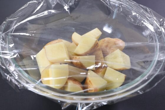 新じゃがを皮ごと切り電子レンジで加熱する