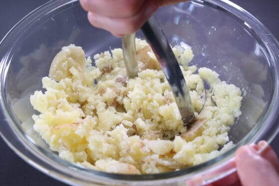 加熱した新じゃがを潰して塩と酢で下味をつける
