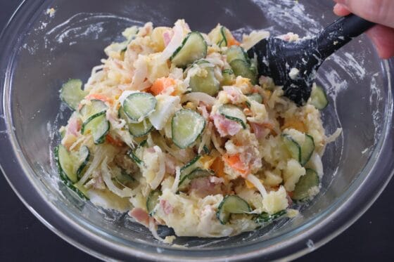 具材とじゃがいもをボウルで合わせてマヨネーズで和える