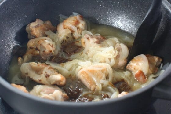 火を止めてカレールウを加えて溶かす