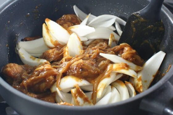 くし切り新玉ねぎを加えて仕上げに入る