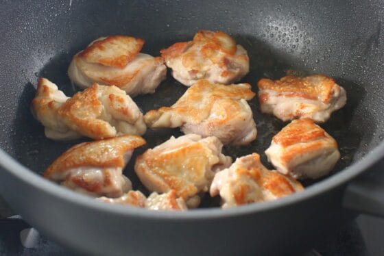 鶏肉の表面にこんがり焼き色を付ける