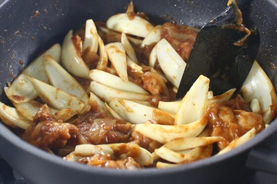 新玉ねぎを混ぜながら弱火でやさしく火を通す