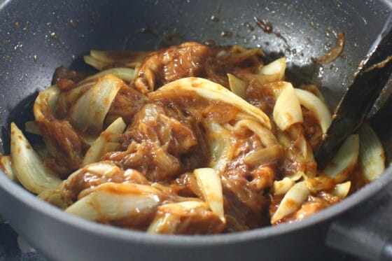 バターと醤油を加えてコクを出して仕上げる