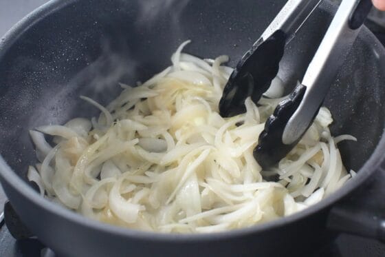 薄切り新玉ねぎを中火でしんなり炒める