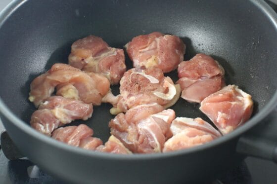 鶏もも肉を皮目から中火で焼き色をつける