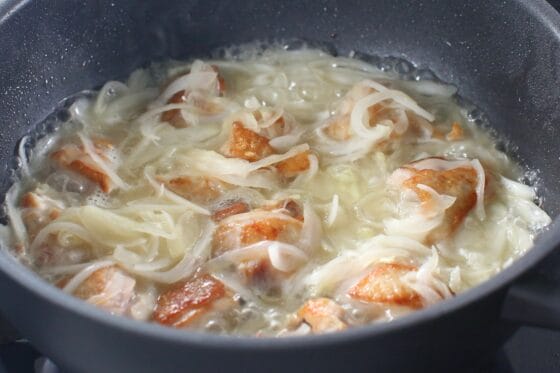 鶏肉と玉ねぎを煮て旨味をなじませる