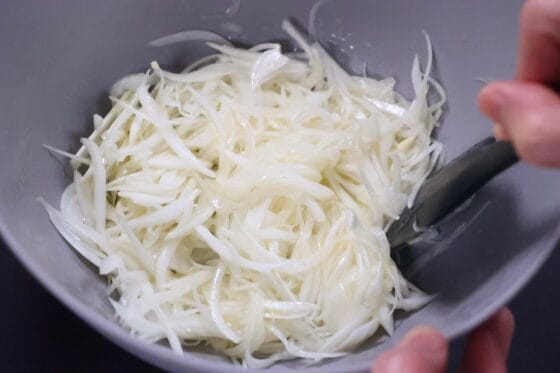 オリーブオイルを加えて全体をやさしく和える