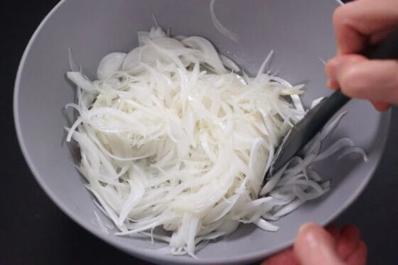 新玉ねぎを加えてマリネ液としっかり和える