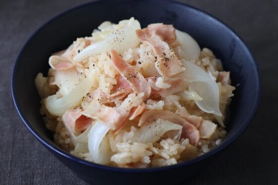 新玉ねぎの炊き込みご飯のレシピ｜甘みたっぷり！ベーコンとバターで簡単