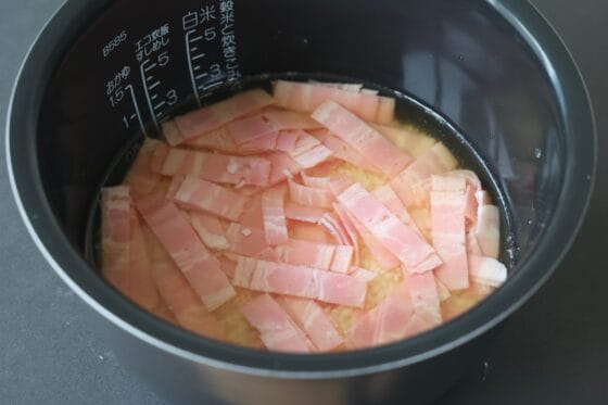 米の上にベーコンを広げる