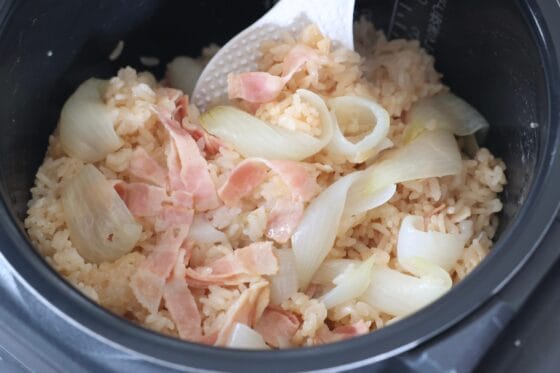 バターを加えてご飯をさっくり混ぜる