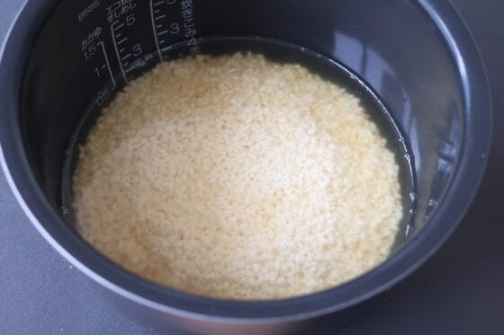 炊飯器に米と調味料と水を入れて混ぜたところ