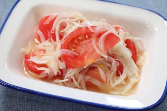 さっぱり美味しい！新玉ねぎとトマトのマリネ