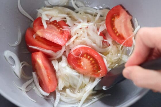 オリーブオイルを加えて全体を混ぜ味をなじませる