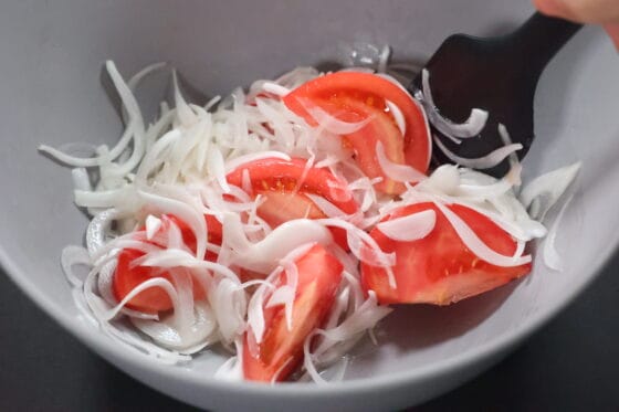 新玉ねぎにトマトを加えてやさしく和える