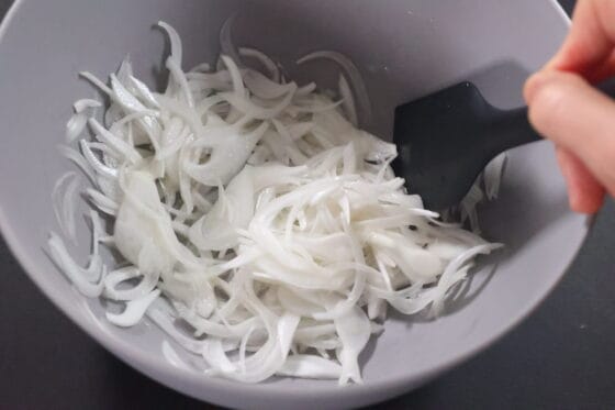 新玉ねぎに酢・砂糖・塩を加えてなじませる