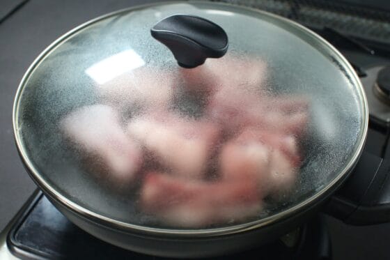 フタをしてスペアリブを焼く調理工程