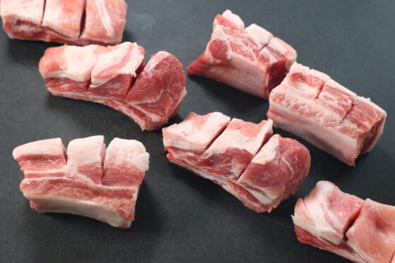 スペアリブに切り込みを入れる下ごしらえ