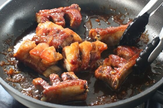 スペアリブにマーマレードのタレを絡めて照りを出す