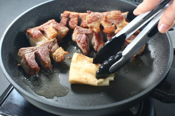 キッチンペーパーで脂を拭き取る工程