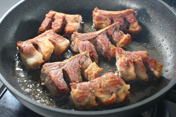 スペアリブの水分を飛ばしながら焼く